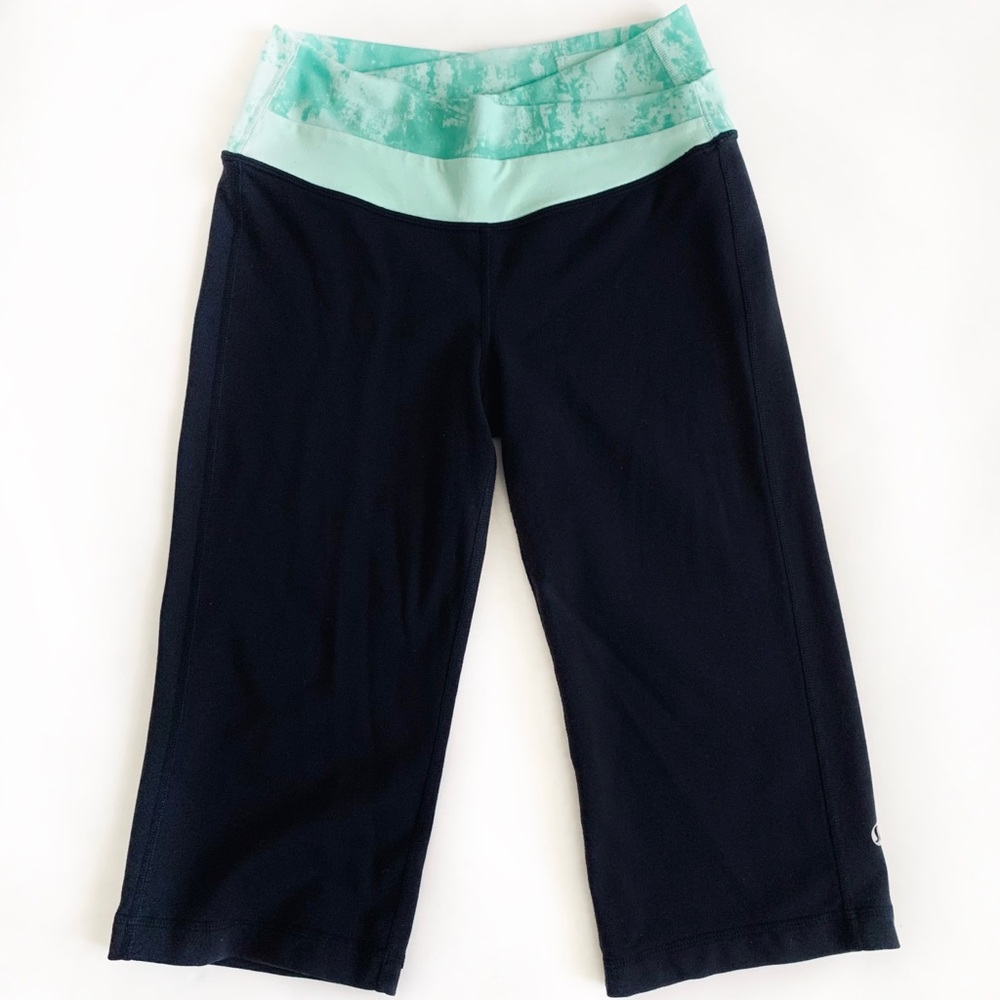 Lululemon Cropped/Capri Leggings  Black w/Layered Green Belt Sz 4